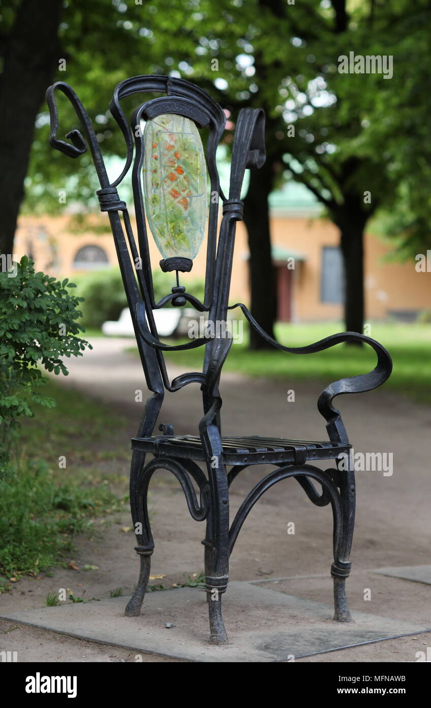 Metal garden chair Fotos und Bildmaterial in hoher Auflösung Alamy