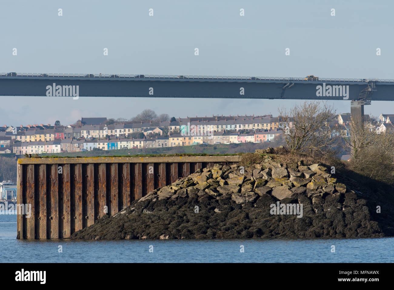 Die NATO-Steg und Cleddau Bridge mit der bunten Häusern von Neyland hinter, Milford Haven Stockfoto