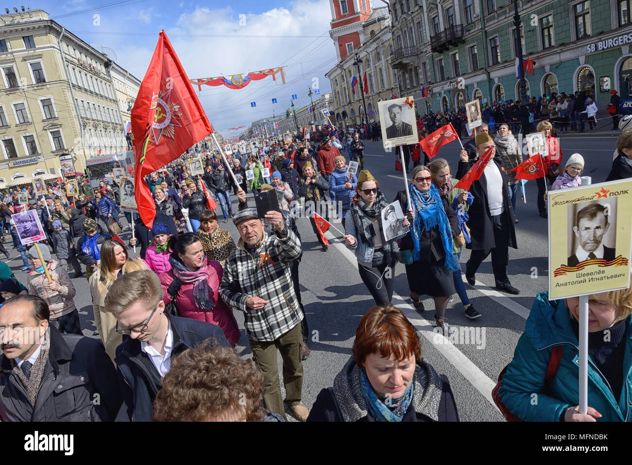 Unsterblich Regiment - Menschen tragen Banner mit einem Foto von ihrem Krieger Vorfahren, der Tag des Sieges, der Nevsky Prospekt, St. Petersburg, Russland Stockfoto
