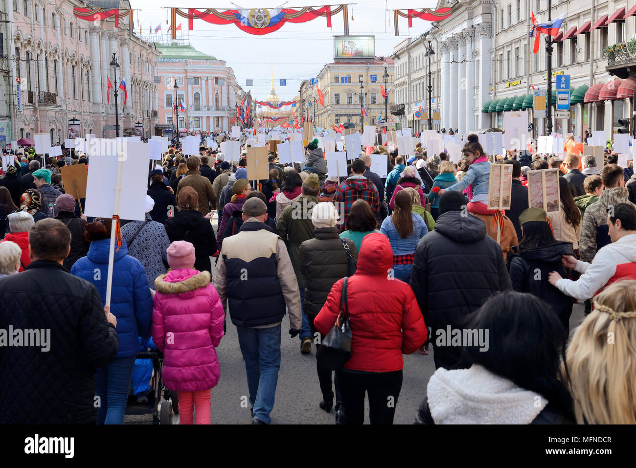 Unsterblich Regiment - Menschen tragen Banner mit einem Foto von ihrem Krieger Vorfahren, der Tag des Sieges, der Nevsky Prospekt, St. Petersburg, Russland Stockfoto