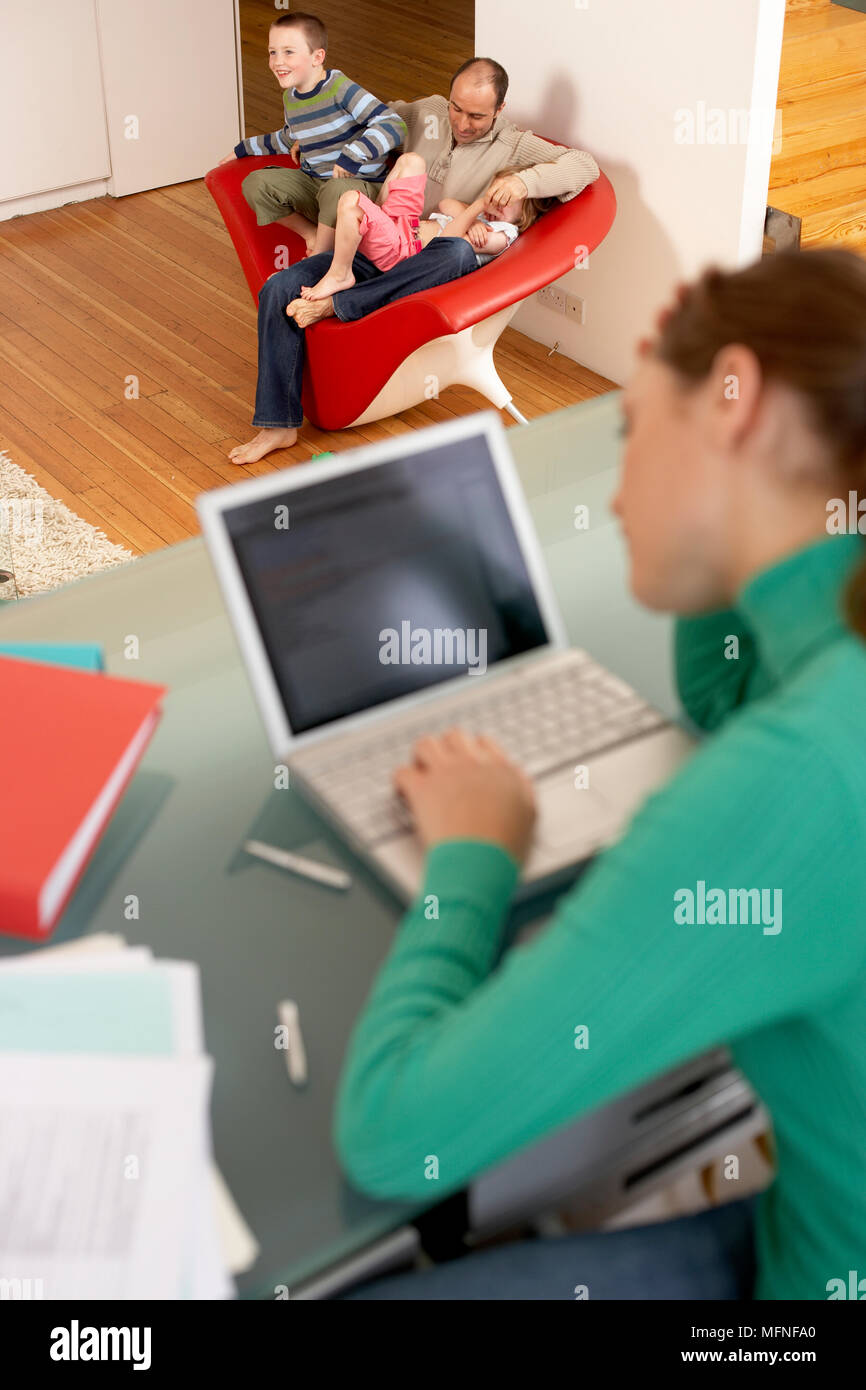 Rückansicht einer jungen Frau mit einem Laptop Ref: CRB 257 10008 016 obligatorische Credit: Justin Canning/Phototshot Stockfoto