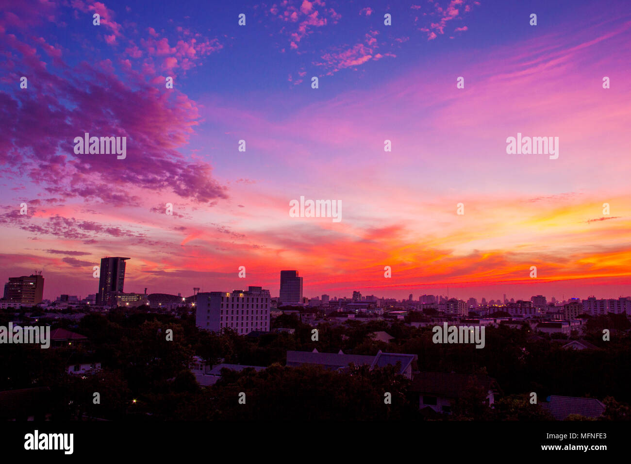 Dämmerung Wolke Himmel über Stadt, das Hintergrundbild Stockfoto