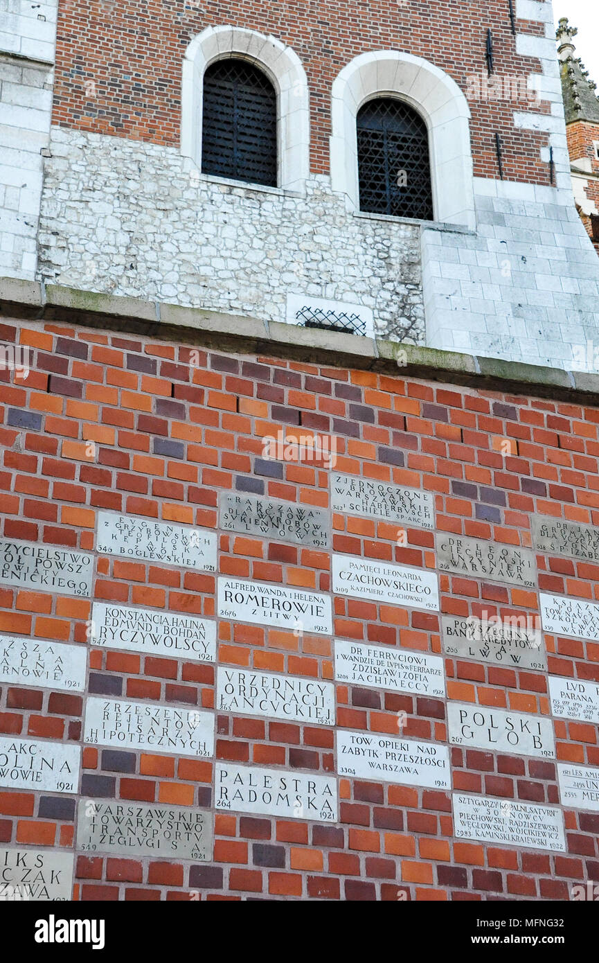 788 Gedenktafeln auf einem Red brick wall, der Spender Sammlung verwendet der königlichen Burg auf dem Hügel Wawel in Krakau, Polen, zu gedenken. Stockfoto