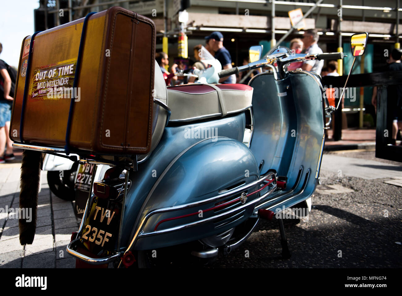Jahrgang, Roller, Vespa, Lambretta, Traveller, Vintage Koffer, Classic Bikes Stockfoto