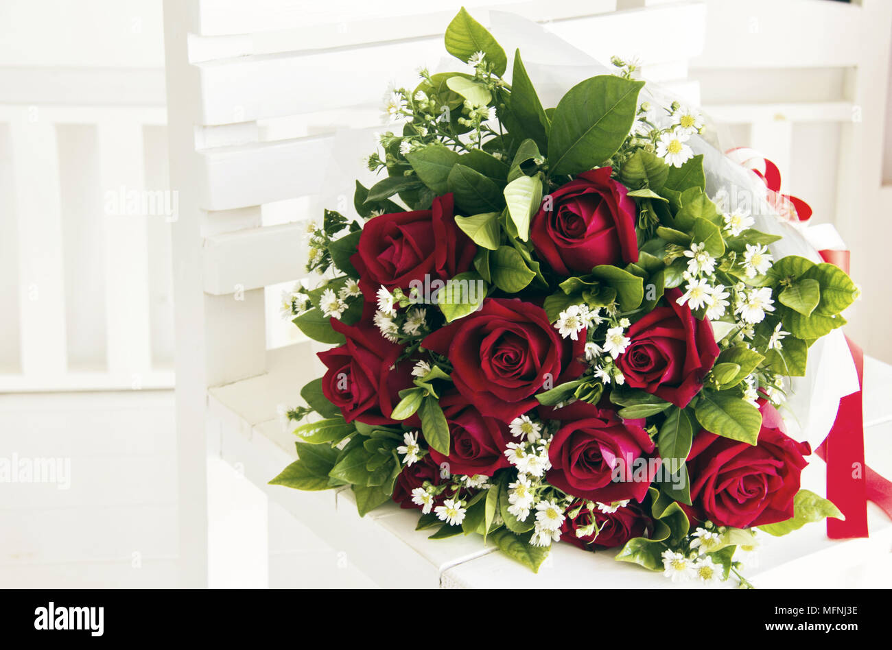 Ein Strauß roter Rosen auf weißem Holz Werkbank, konzeptionelle Bild für Liebe, Blumen, valentines Hintergrund Stockfoto