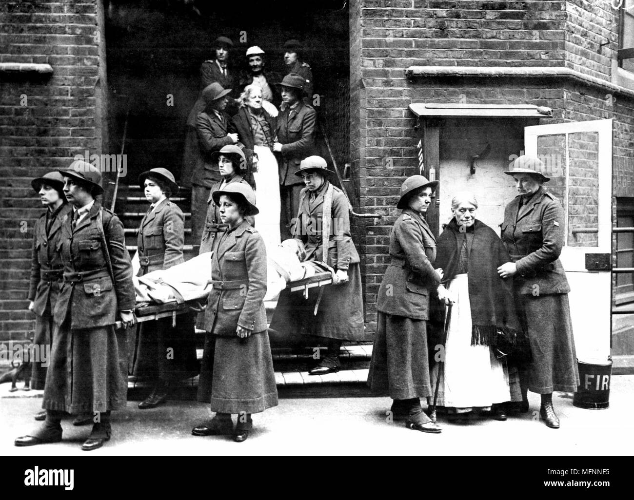 Weltkrieg - 1914-1918: Mitglieder der Freiwilligen Rücklage der britischen Frauen Durchführung einer Praxis Löschübung und Evakuieren von älteren Patienten aus dem Krankenhaus an. Stockfoto