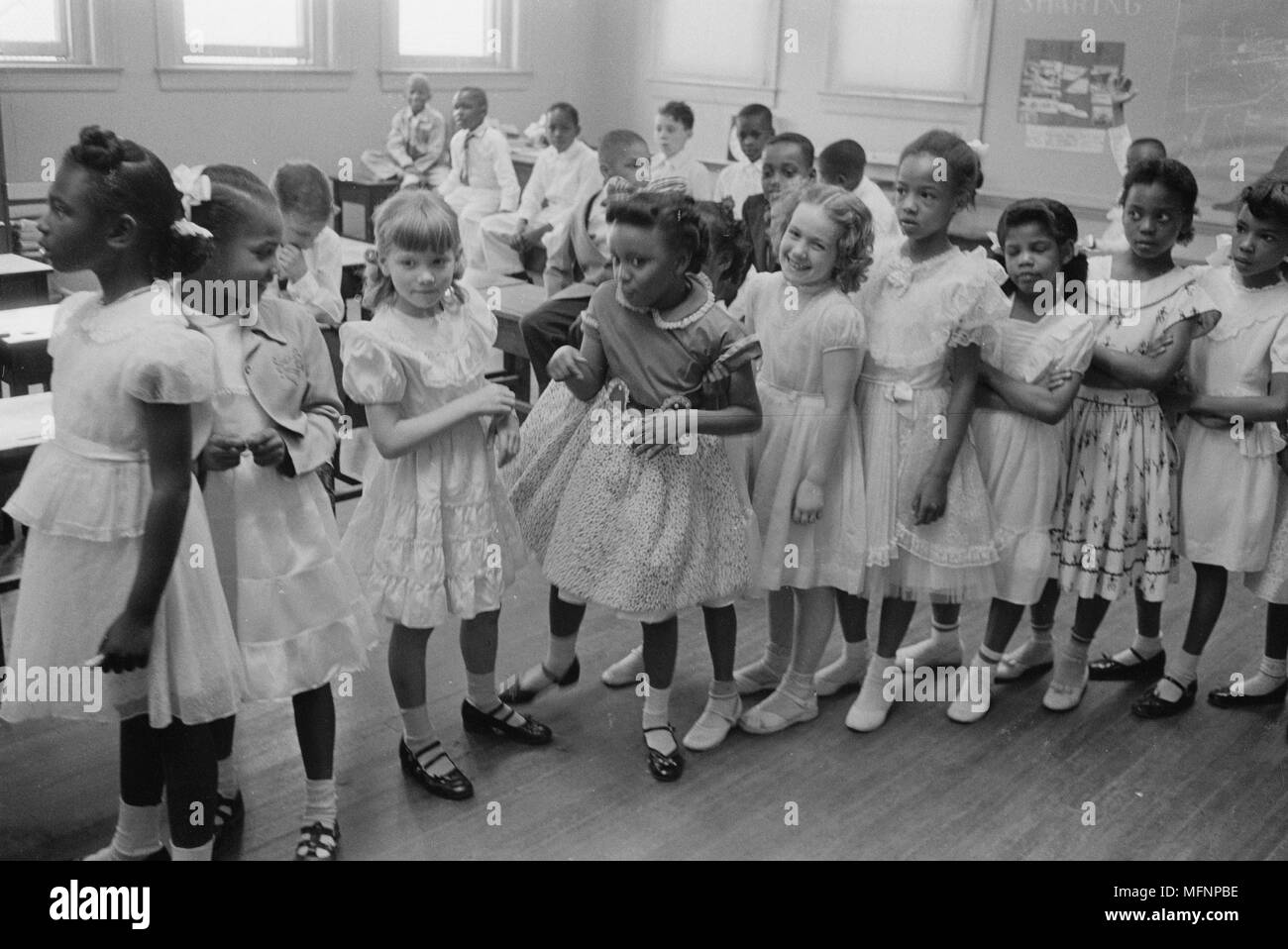 Schule Integration. Barnard School, Washington, D.C. Linie der afrikanischen amerikanischen und weißen Schülerinnen in einem Klassenzimmer stehen während Jungen hinter ihnen sitzen: 27. Mai 1955. Fotograf: Thomas J O'Halloran. Stockfoto