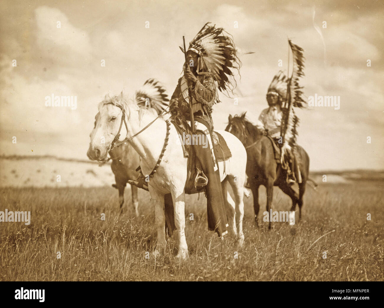 Drei Native American Chiefs auf Pferden und tragen Federn Kopfschmuck auf. Foto c 1890. Stockfoto
