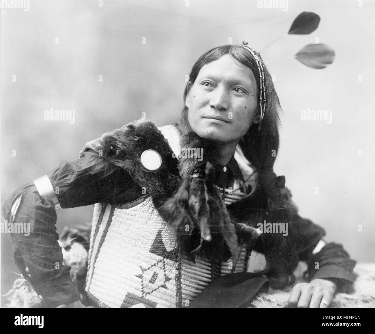 Native North American Indian Warrior. Foto von Edward Curtis (1868-1952). Stockfoto