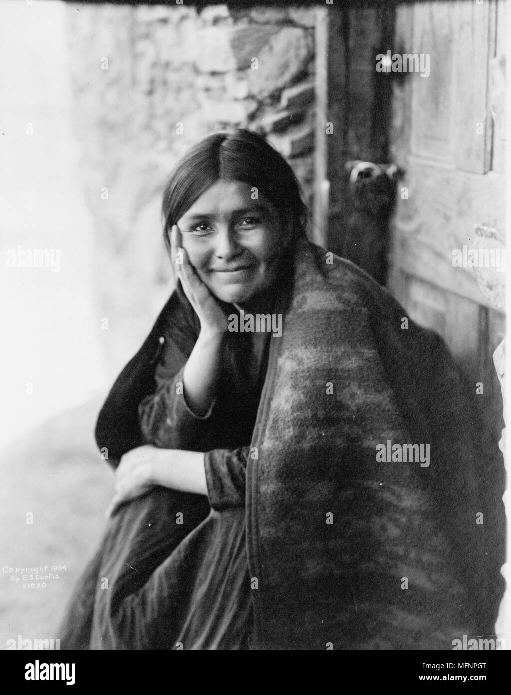 Lächelnde Frau Native North American Indian. Foto von Edward Curtis (1868 – 1952). Stockfoto