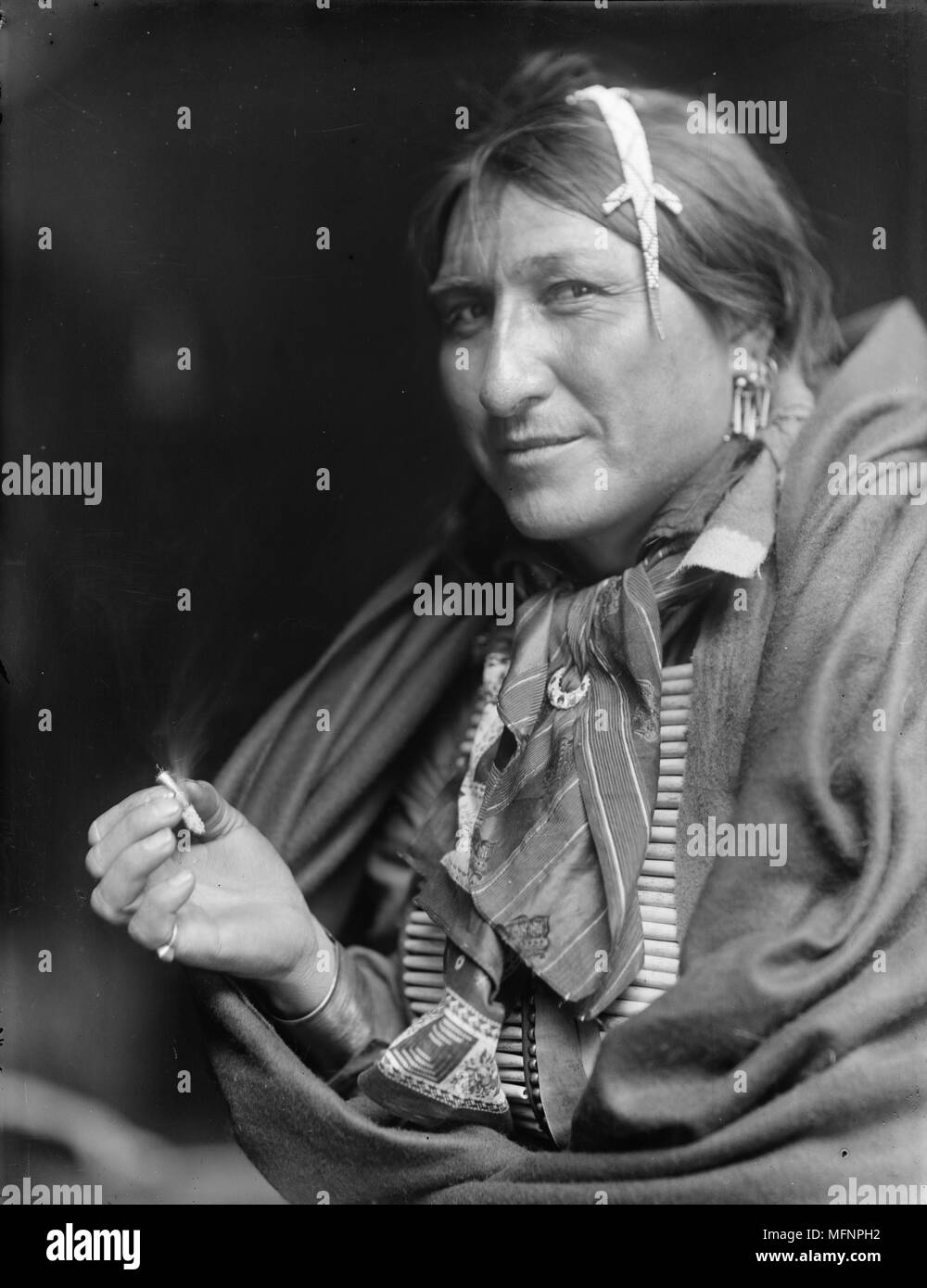 Native North American Indian rauchen Zigarette. Foto von Edward Curtis (1868-1952). Stockfoto