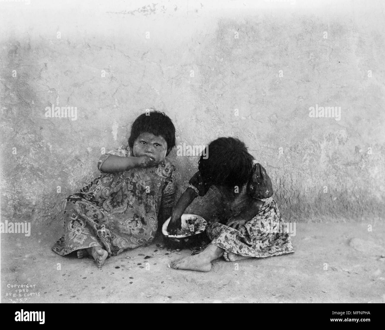 Zwei Hopi Mädchen auf dem Boden sitzend Essen, Melone, c 1900. Foto von Edward Curtis (1868-1952). Stockfoto