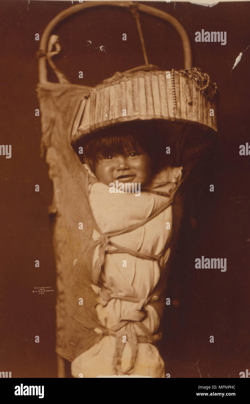 Ein Apache Säugling in cradleboard, c 1903. Foto von Edward Curtis (1868-1952). Stockfoto