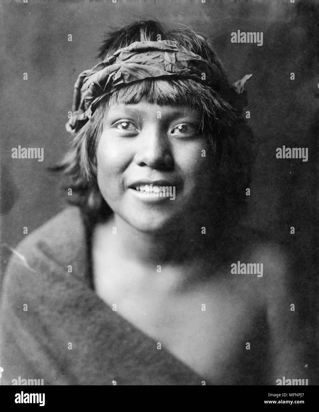 Porträt einer Tewa Junge, Kopf und Schultern, Vorderseite, 1905. Foto von Edward Curtis (1868-1952). Stockfoto