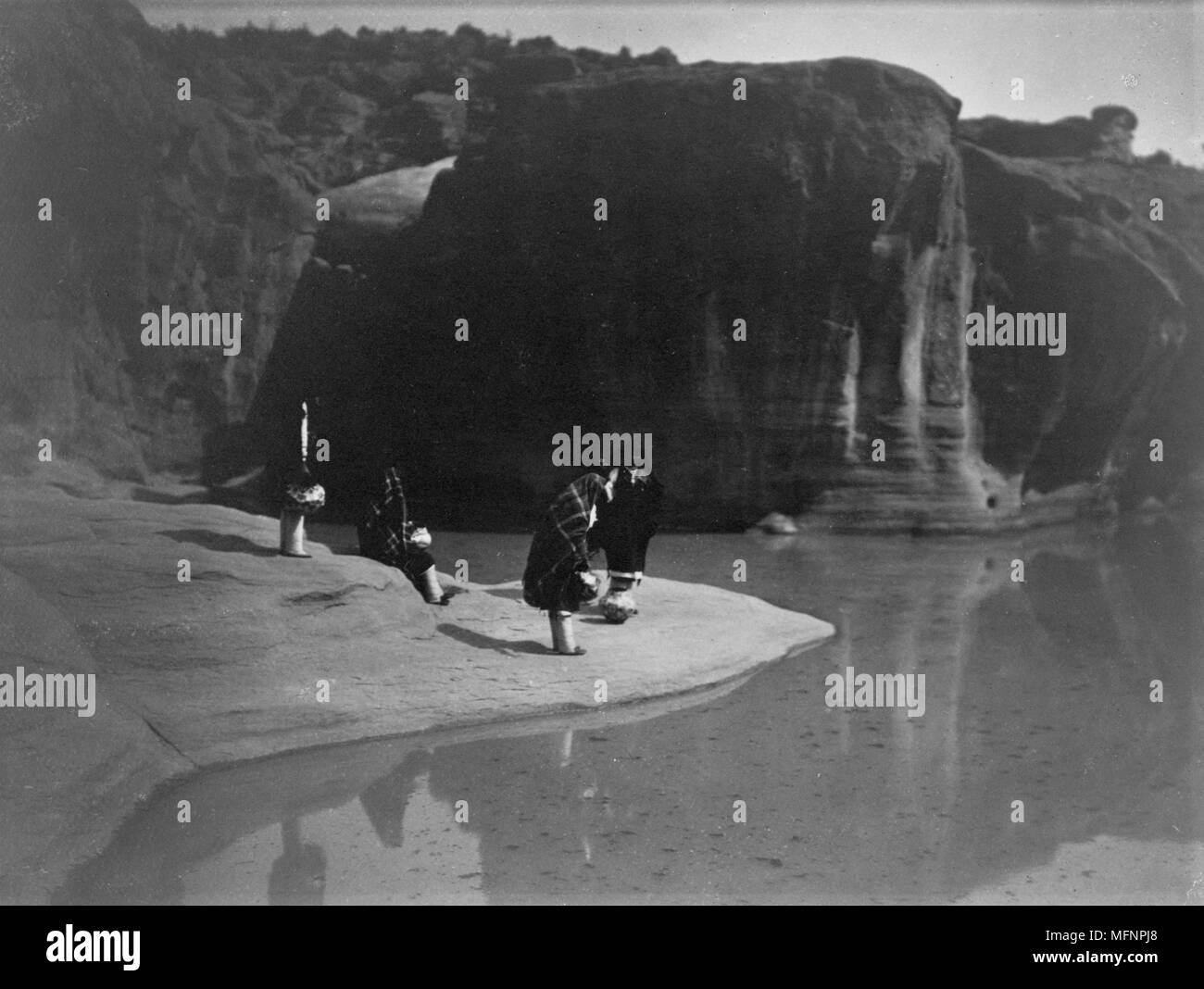 Vier Acoma Indianer versammeln, um Wasser zu sammeln, 1905. Foto von Edward Curtis (1868-1952). Stockfoto