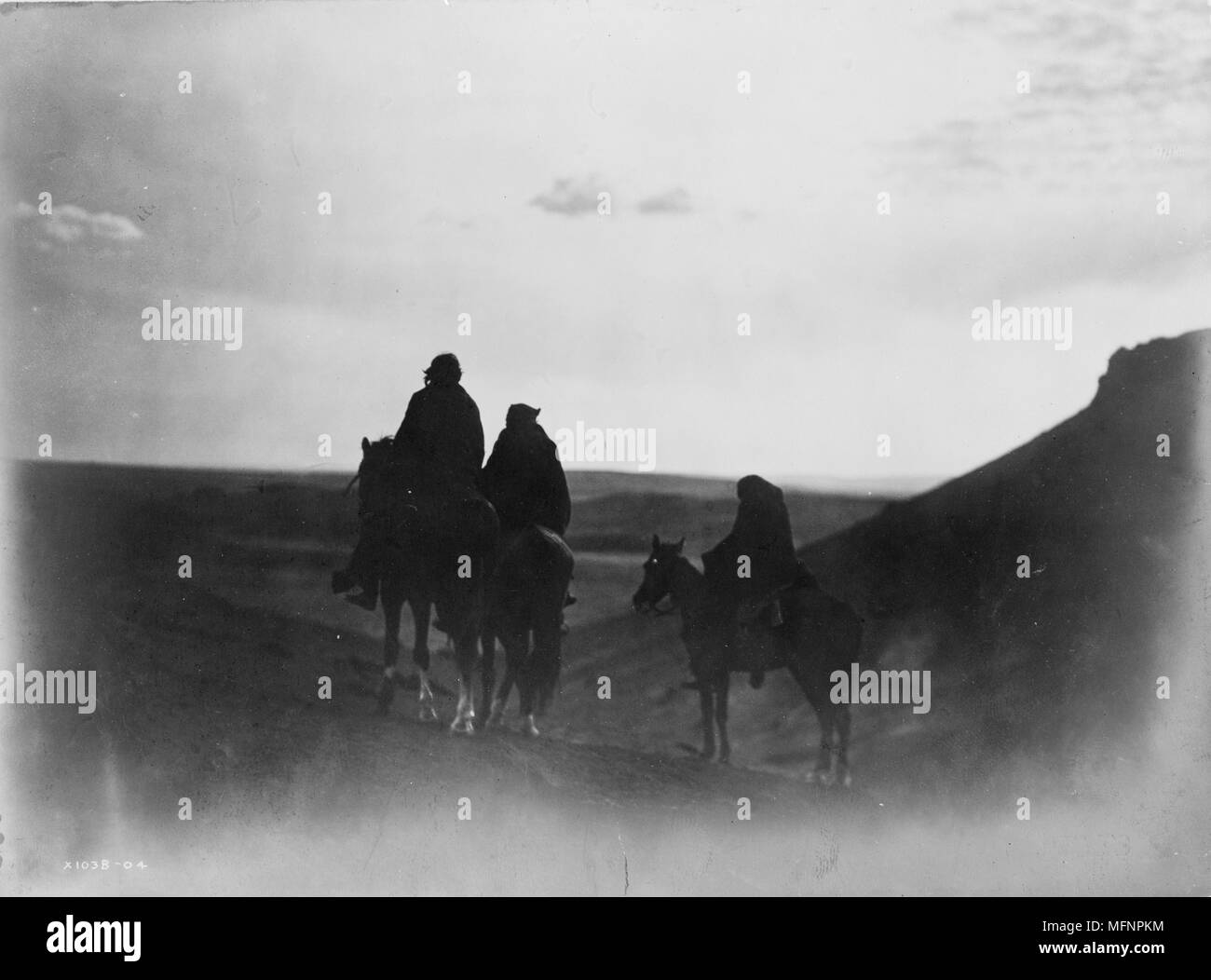 Drei Navaho Indianer auf dem Pferd, auf Schwarz Buttes (kleiner Hügel) im Abendlicht, 1905. Foto von Edward Curtis (1868-1952). Stockfoto