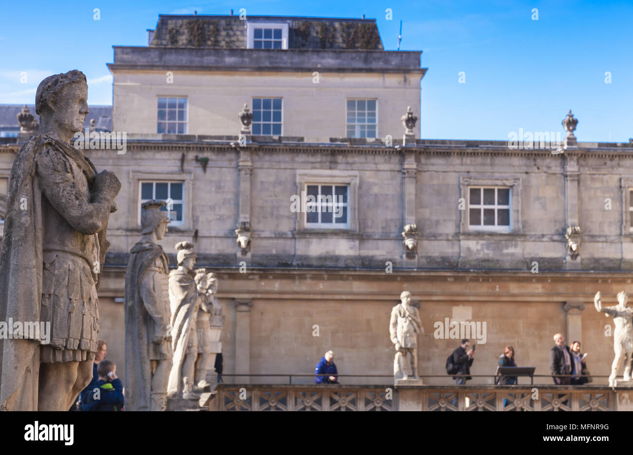 Alte steinerne Statuen in den Römischen Bädern, Badewanne, Somerset, Vereinigtes Königreich Stockfoto