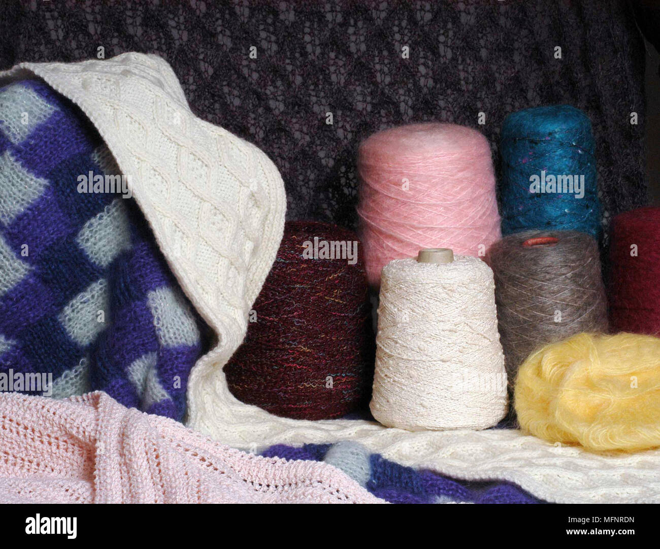 Spulen von verschiedenen farbigen Wolle Ref: CRB43 10056 005 obligatorische Credit: Garry Dunn/Photoshot Stockfoto