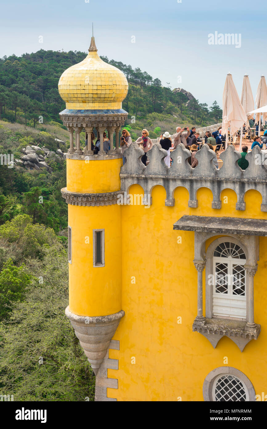 Sintra Portugal, Blick auf die Sehenswürdigkeiten auf dem Dach des bunten Palacio da Pena in Sintra, Portugal. Stockfoto