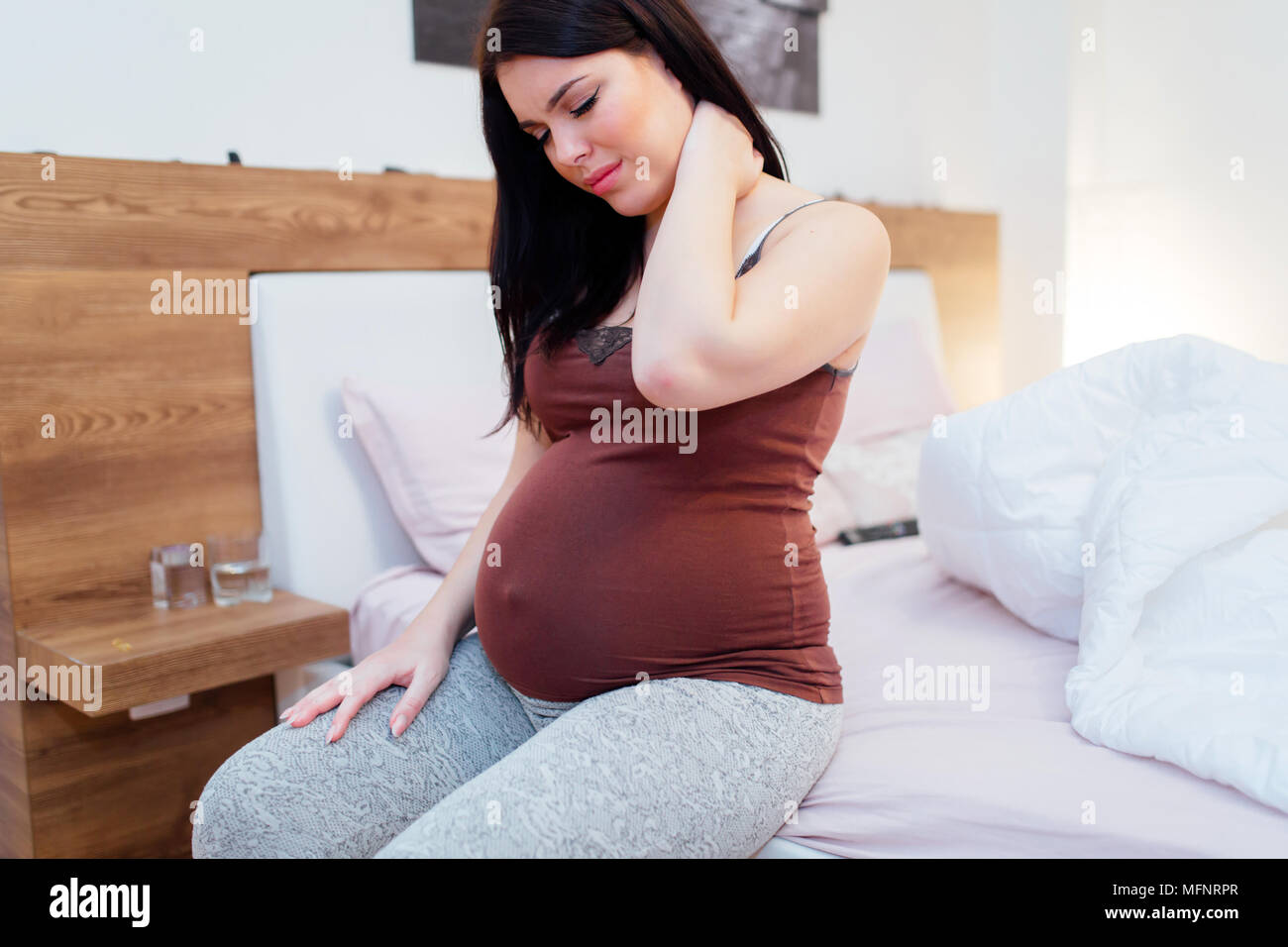 Rückenschmerzen während der Schwangerschaft Stockfoto