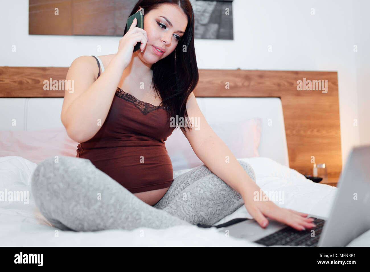 Adorable schwangere Frau arbeiten und Multitasking Stockfoto
