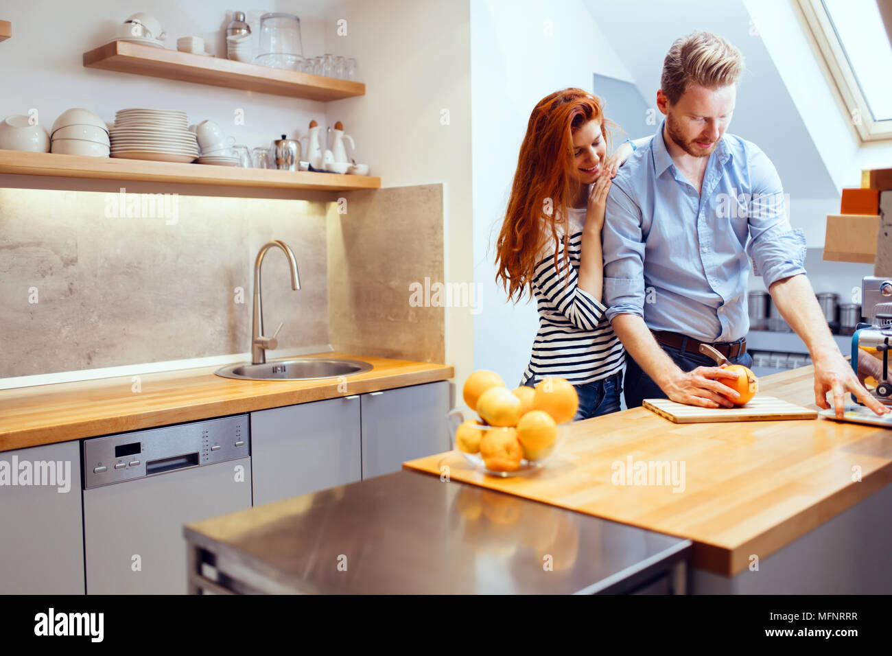 Glückliches Paar, Saft aus biologischem Anbau Stockfoto