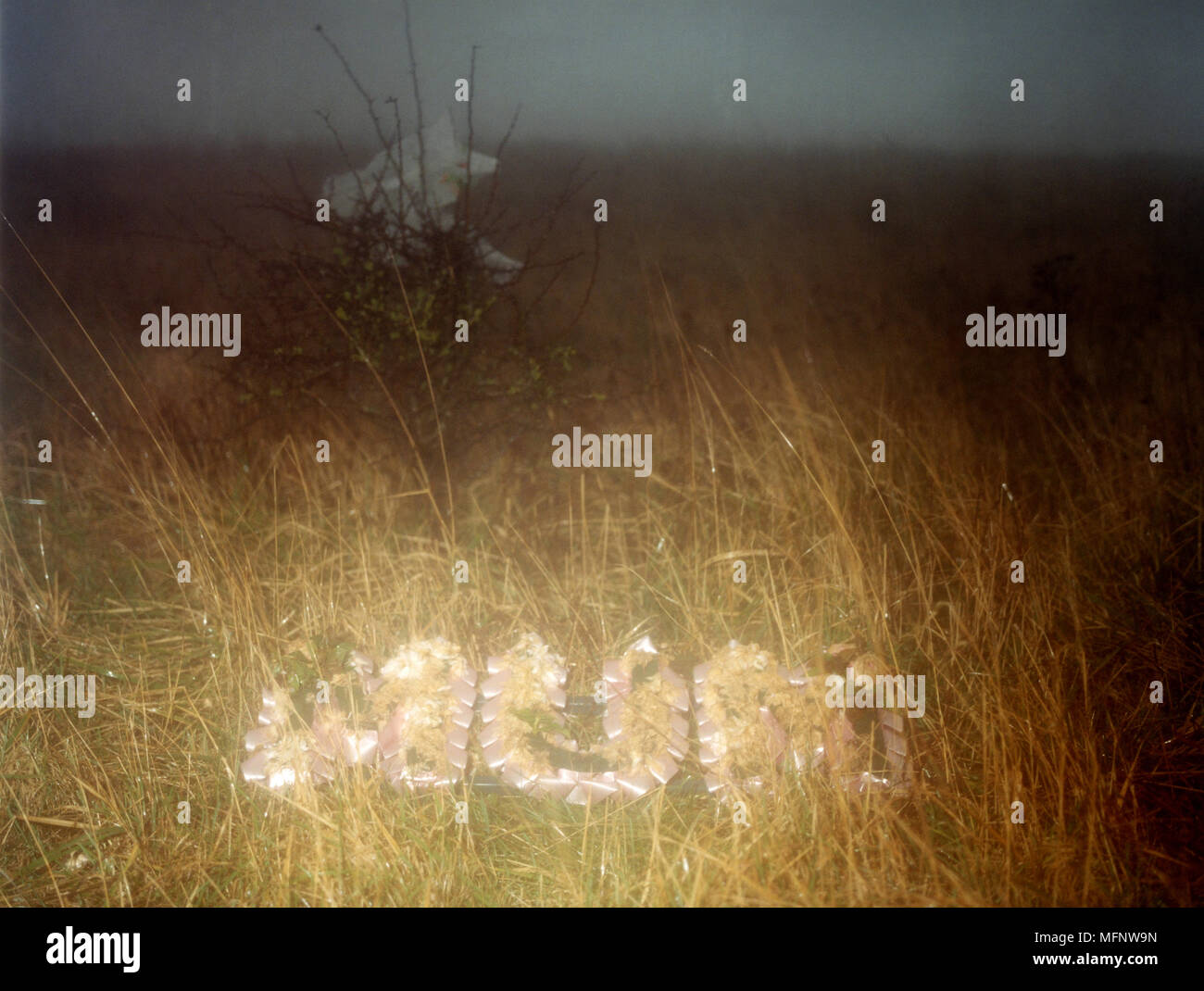 "Bleibt von einem Kranz von Blumen Schreibweise "Mama" Neben cliff Flanke am Beachy Head Ref: CRB 459 10055 001 obligatorische Credit: Ian Hughes/Photoshot Stockfoto