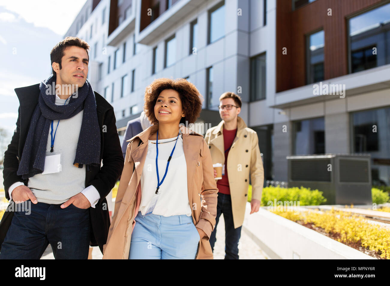 Menschen mit Kaffee und Konferenz Abzeichen in Stadt Stockfoto
