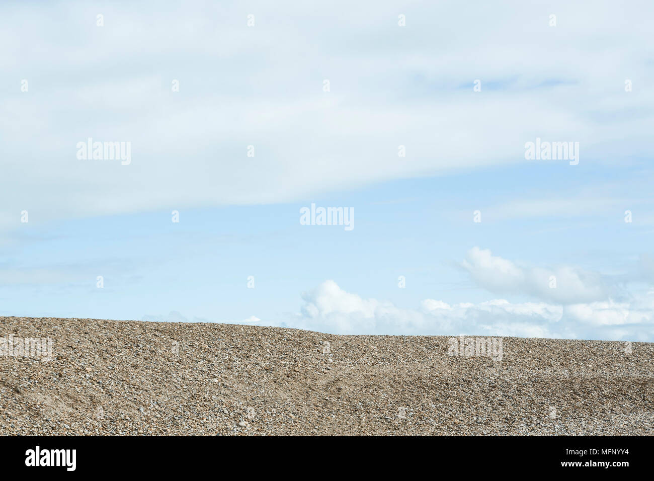 Einen kies Bank an der britischen Küste mit leichter Bewölkung und blauer Himmel. Stockfoto