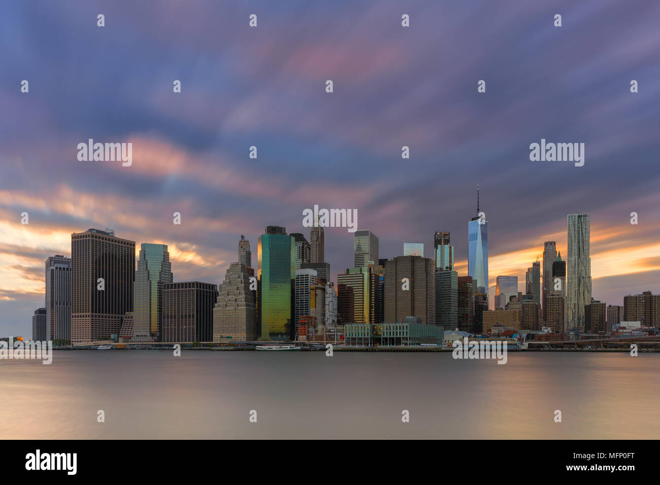 Blick auf die Skyline von Manhattan in New York in den USA bei Sonnenuntergang Stockfoto