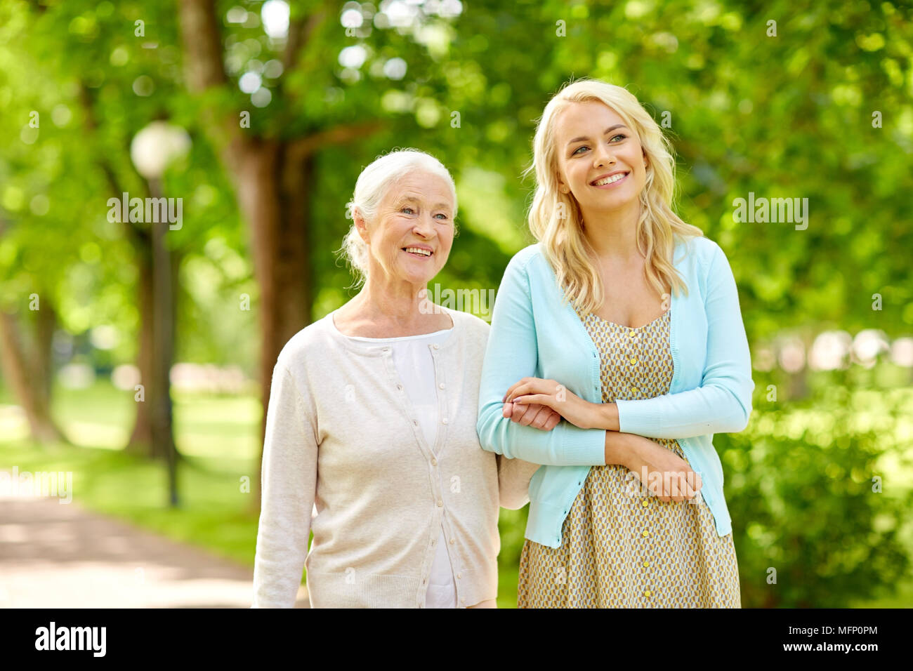 Tochter mit älteren Mutter im Park Stockfoto