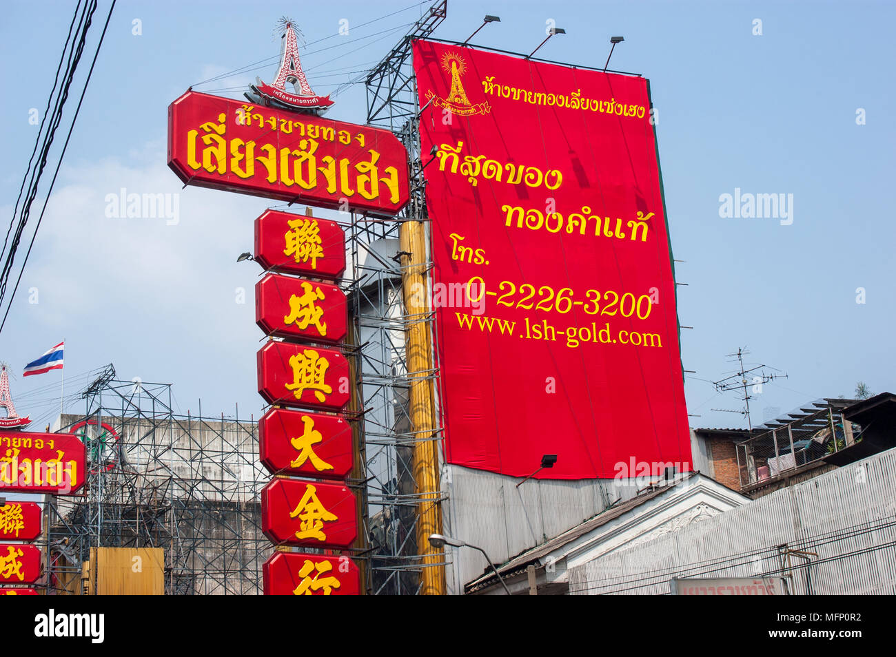 Hellen roten Werbebanner in der thailändischen, chinesischen und englischen Buchstaben, Bangkok, Thailand Stockfoto
