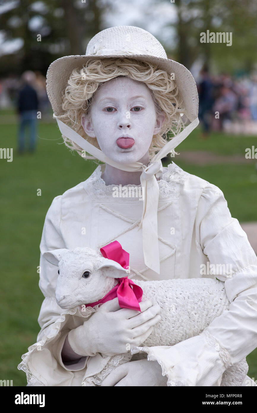 Stratford-upon-Avon, Warwickshire, 22. April 2018. Mary hat ein kleines Lamm, niederländischen Künstler keine S10. Der letzte Tag der U K's Erste lebende Statue Compet Stockfoto