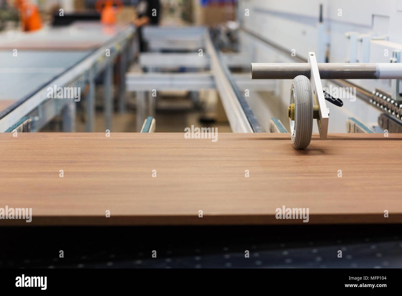 Holzplatte auf Förderbändern in der Möbelfabrik Stockfoto
