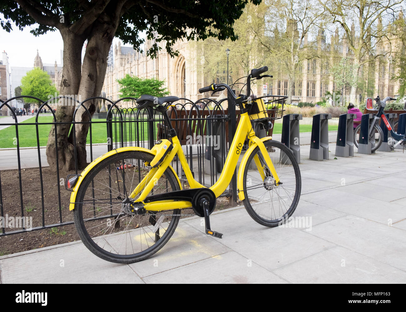 Ofo bike in der Nähe von Westminster, London geparkt. Gelben ofo Fahrräder Bereich dockless Zyklus. Stockfoto