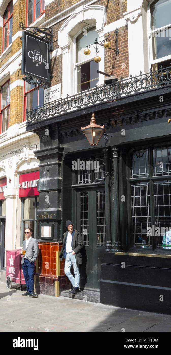 Männer trinken außerhalb der Burg, Haus, auf Cowcross Street, Farringdon, London, EC2, UK Stockfoto
