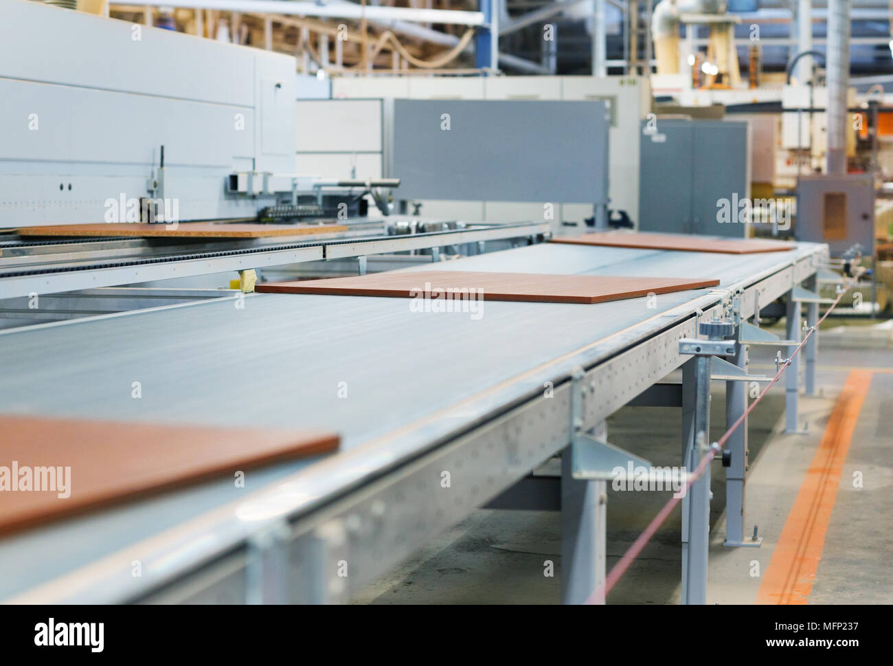 Spanplatten auf Förderbändern in der Möbelfabrik Stockfoto