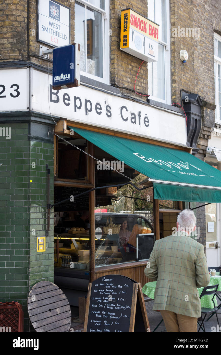 Kunden außerhalb Beppe's Cafe, West Smithfield, London, EC1, UK Stockfoto