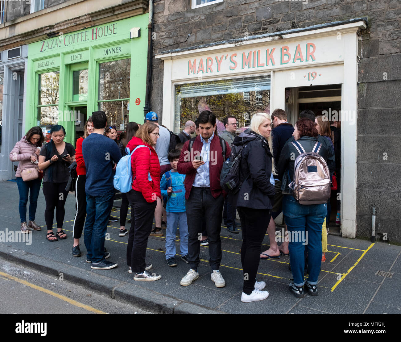 Schlange von Leuten ausserhalb Mary's Milchbar am Grassmarket in der Altstadt von Edinburgh, Schottland, Großbritannien Stockfoto