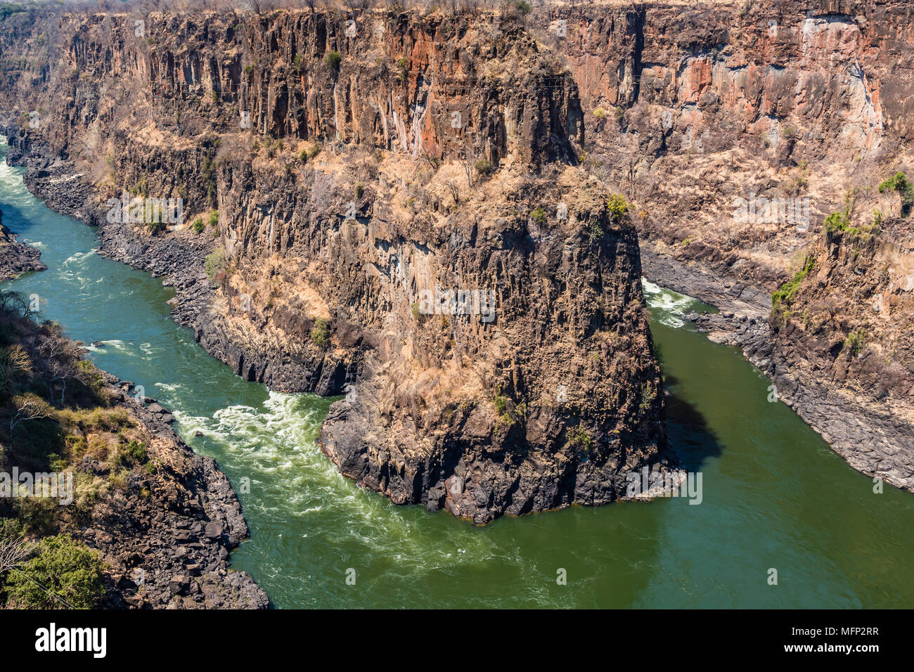 Victoria Falls' zweite Schlucht ist auf der linken Seite, und Dritte Schlucht auf der rechten Seite. Sie separate Simbabwe und Sambia. Stockfoto