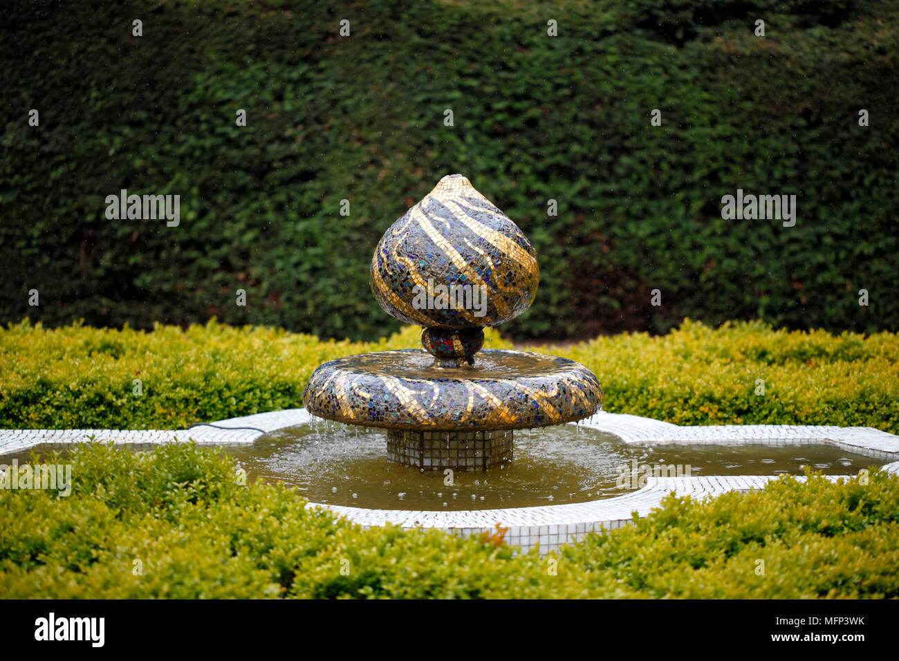 Wasserspiel in der Knot Garden, Sudeley Castle, Gloucestershire. Stockfoto