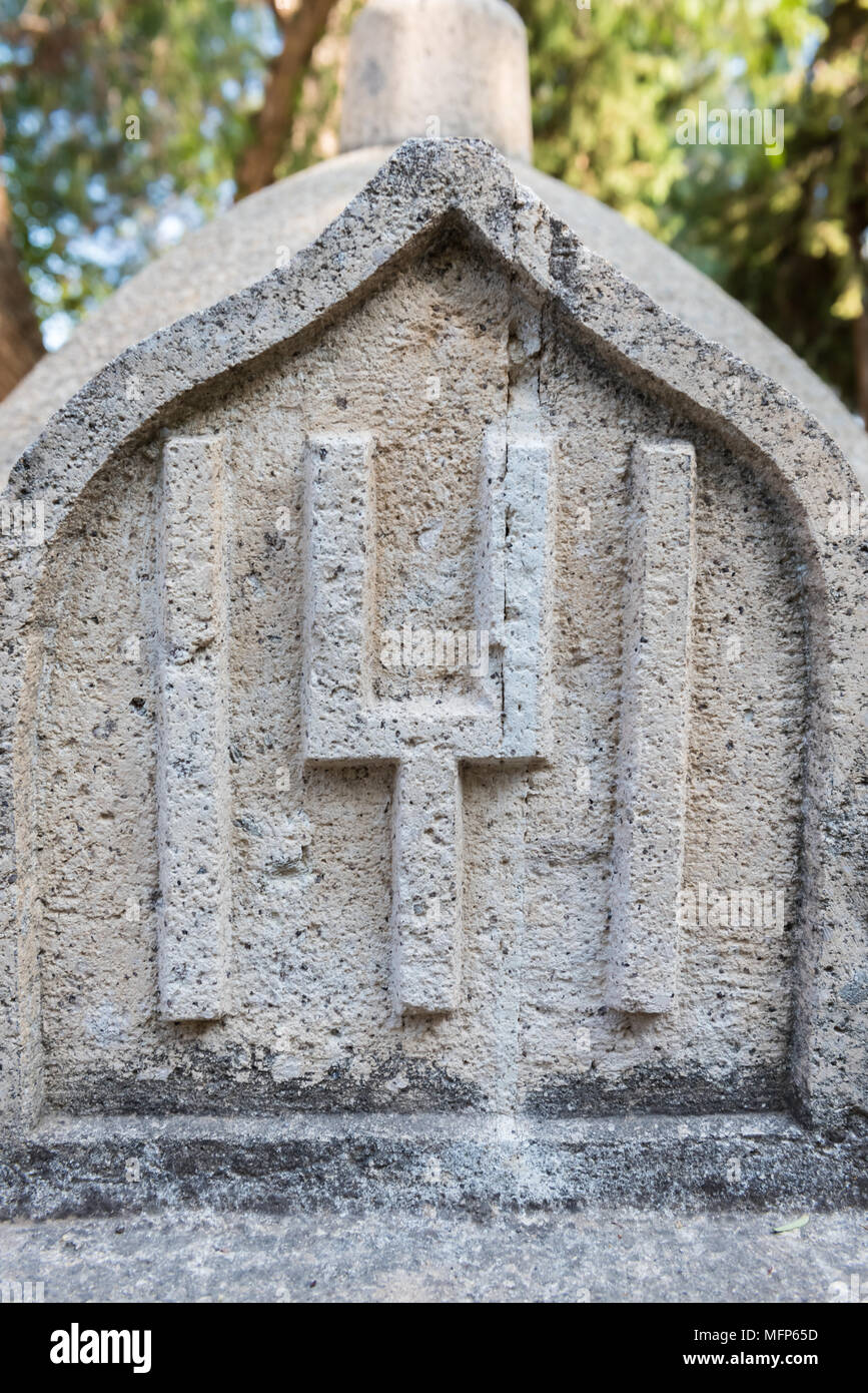 Turk Wort ist mit alten türkischen Alphabet an der Wall in der Burg von Bodrum eingraviert Stockfoto