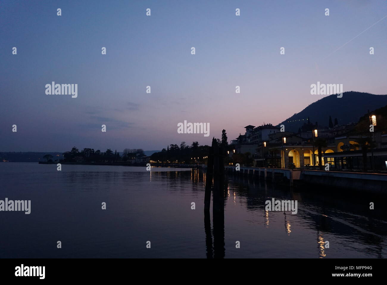 Dämmerung in Gardone Riviera, Gardasee, Italien Stockfoto