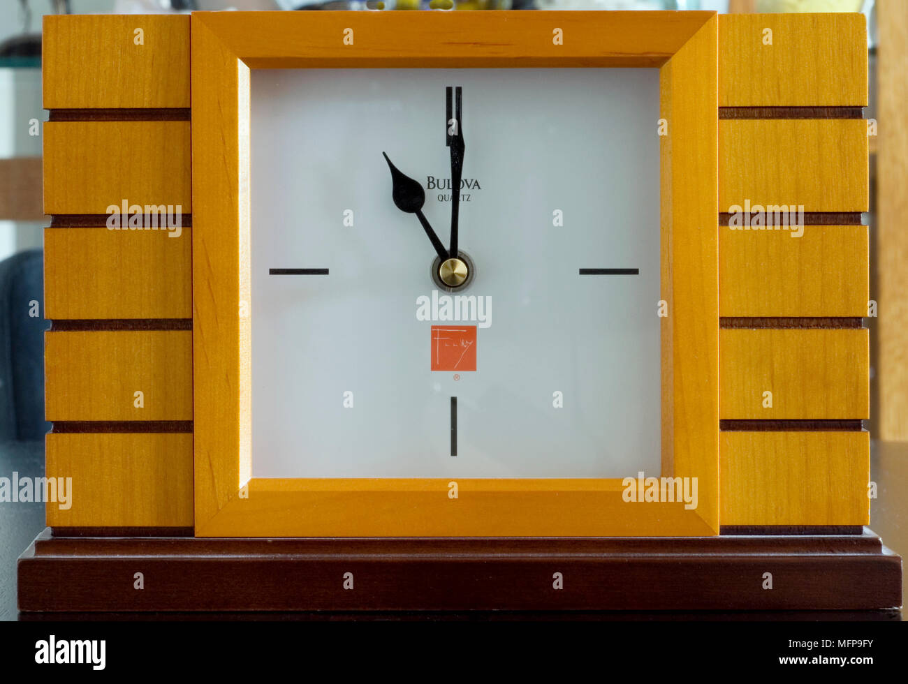 Frank Lloyd Wright Ausgabe design Nahaufnahme des Gesichts des modernen clock Stil zeigt elf Uhr Stockfoto