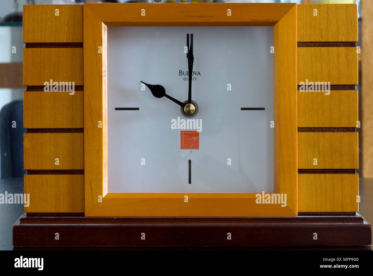 Frank Lloyd Wright Design Nahaufnahme des Gesichts des modernen clock Stil zeigt elf Uhr Stockfoto