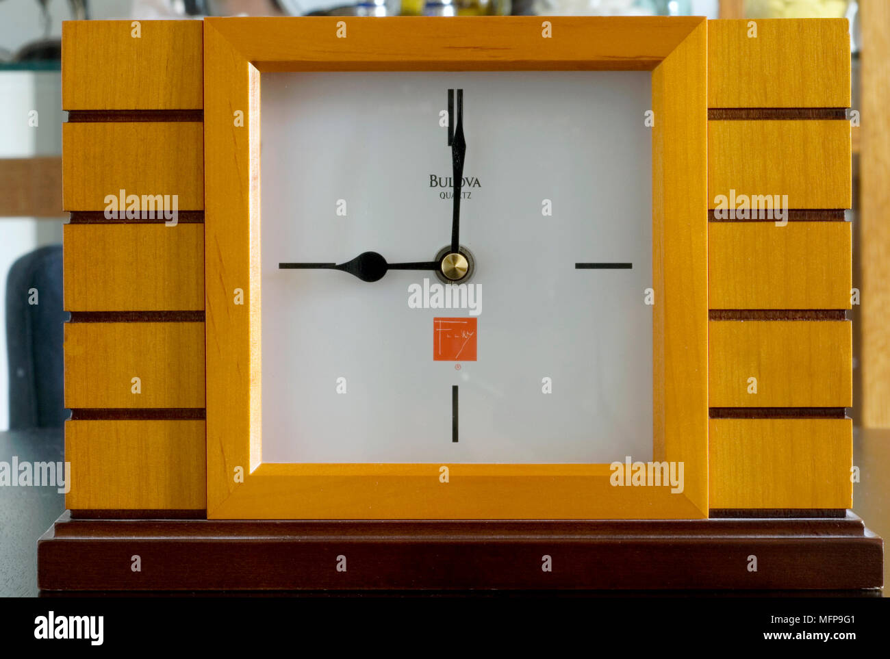 Frank Lloyd Wright Design Nahaufnahme des Gesichts des modernen clock Stil zeigt neun Uhr Stockfoto