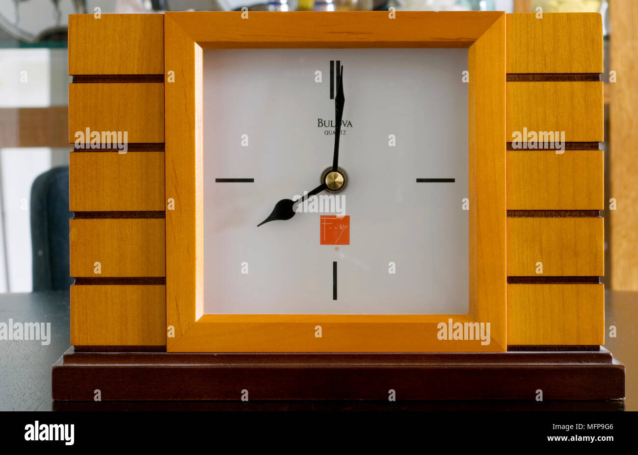 Frank Lloyd Wright Design Nahaufnahme des Gesichts des modernen clock Stil zeigen acht Uhr Stockfoto