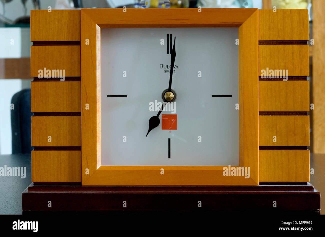 Frank Lloyd Wright Design Nahaufnahme des Gesichts des modernen clock Stil zeigt sieben Uhr Stockfoto