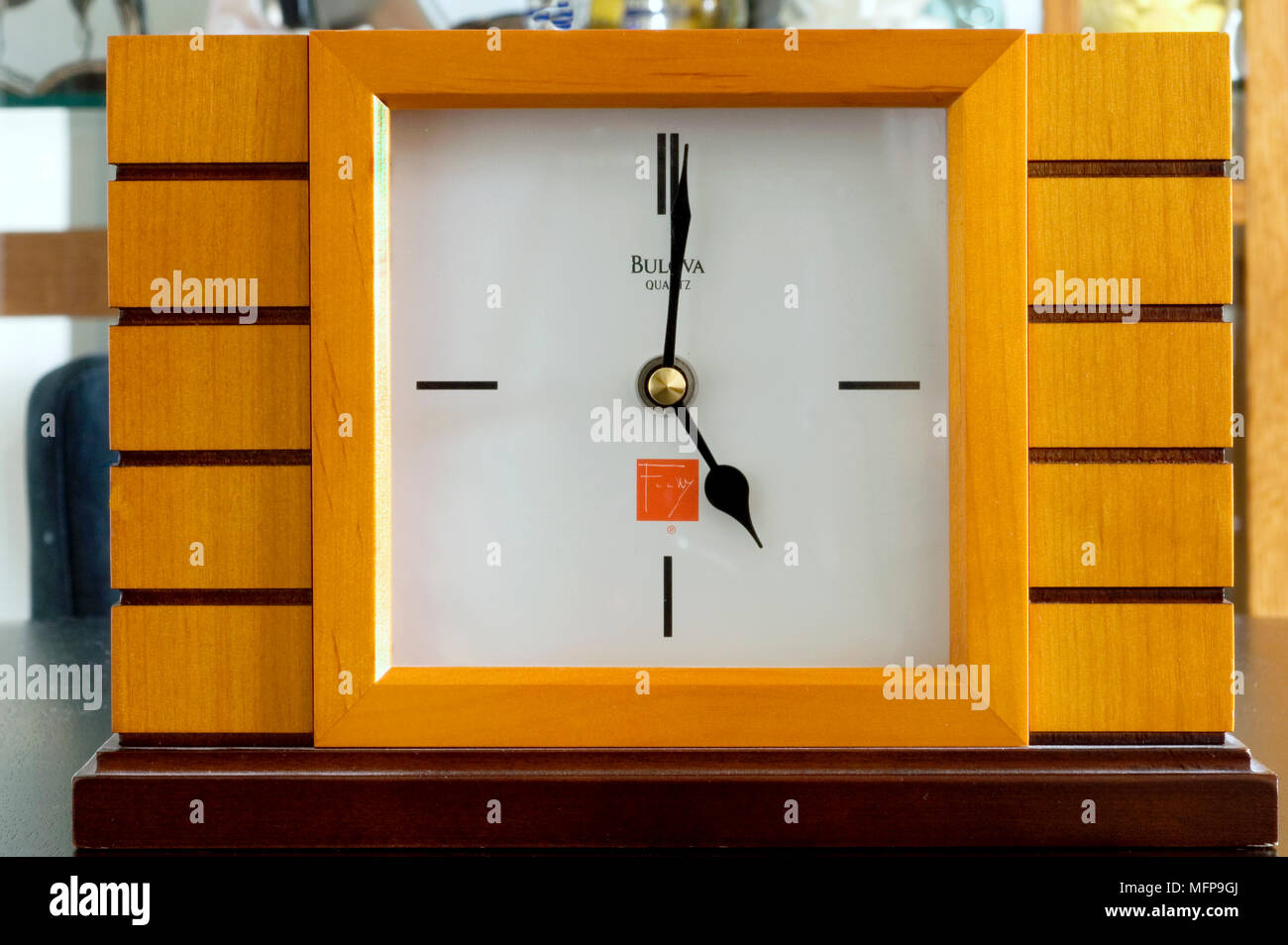 Frank Lloyd Wright Design Nahaufnahme des Gesichts des modernen clock Stil zeigt fünf Uhr Stockfoto