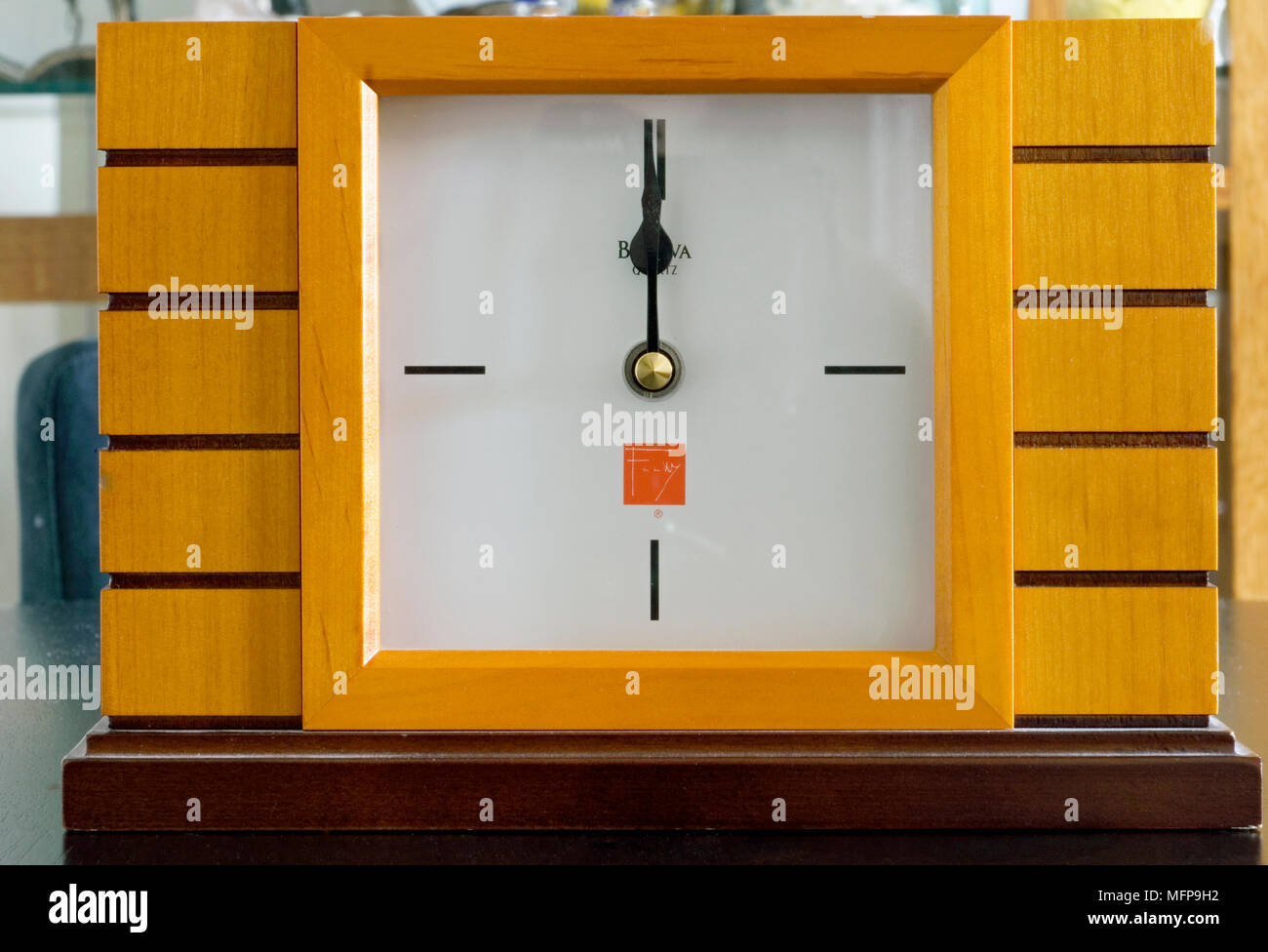 Frank Lloyd Wright Design Nahaufnahme des Gesichts des modernen clock Stil, 12.00 Uhr Uhr Stockfoto